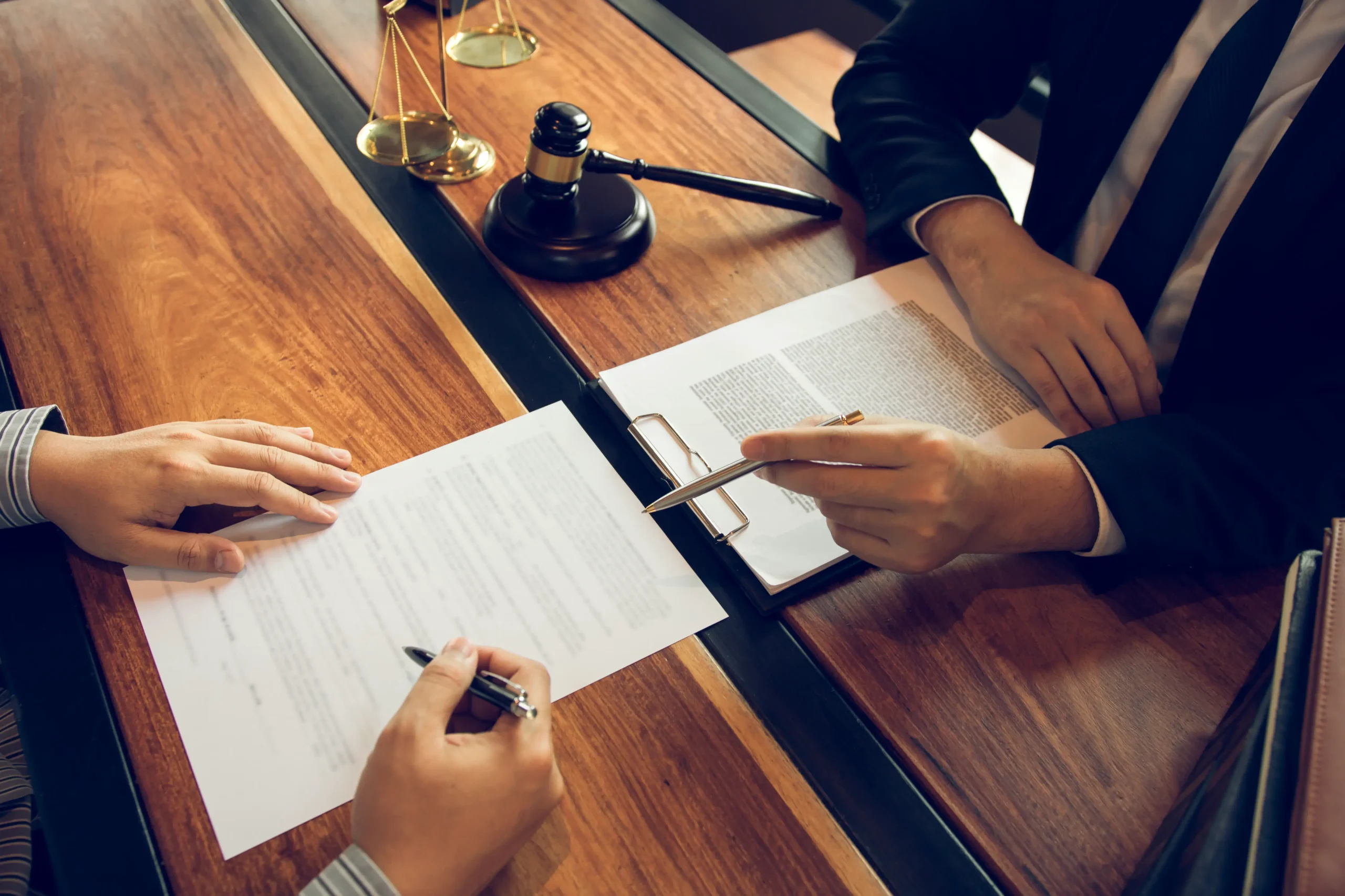 Asesoramiento legal en procedimientos civiles, firma de contratos y reclamaciones de deudas.